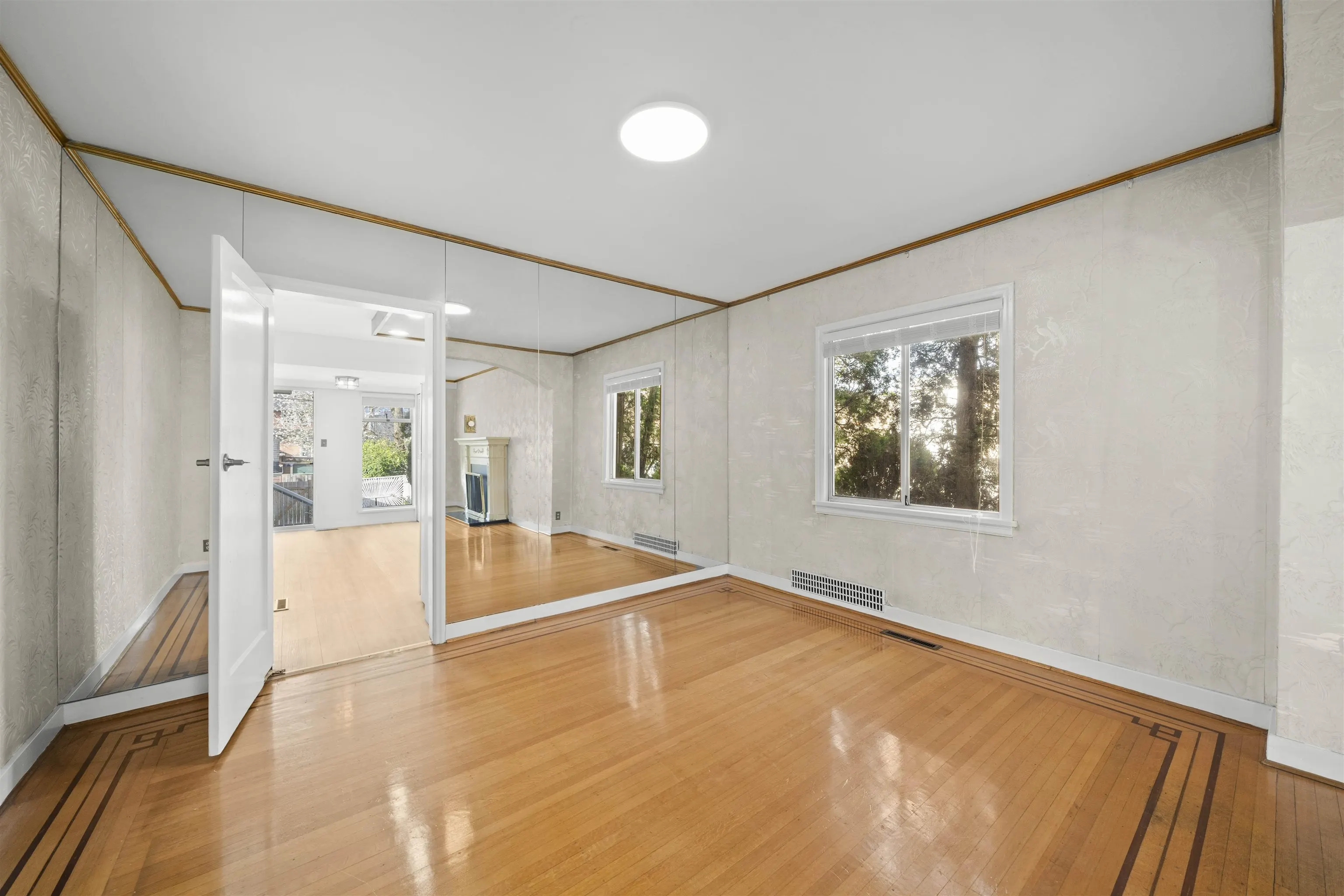 555 W 19th Avenue