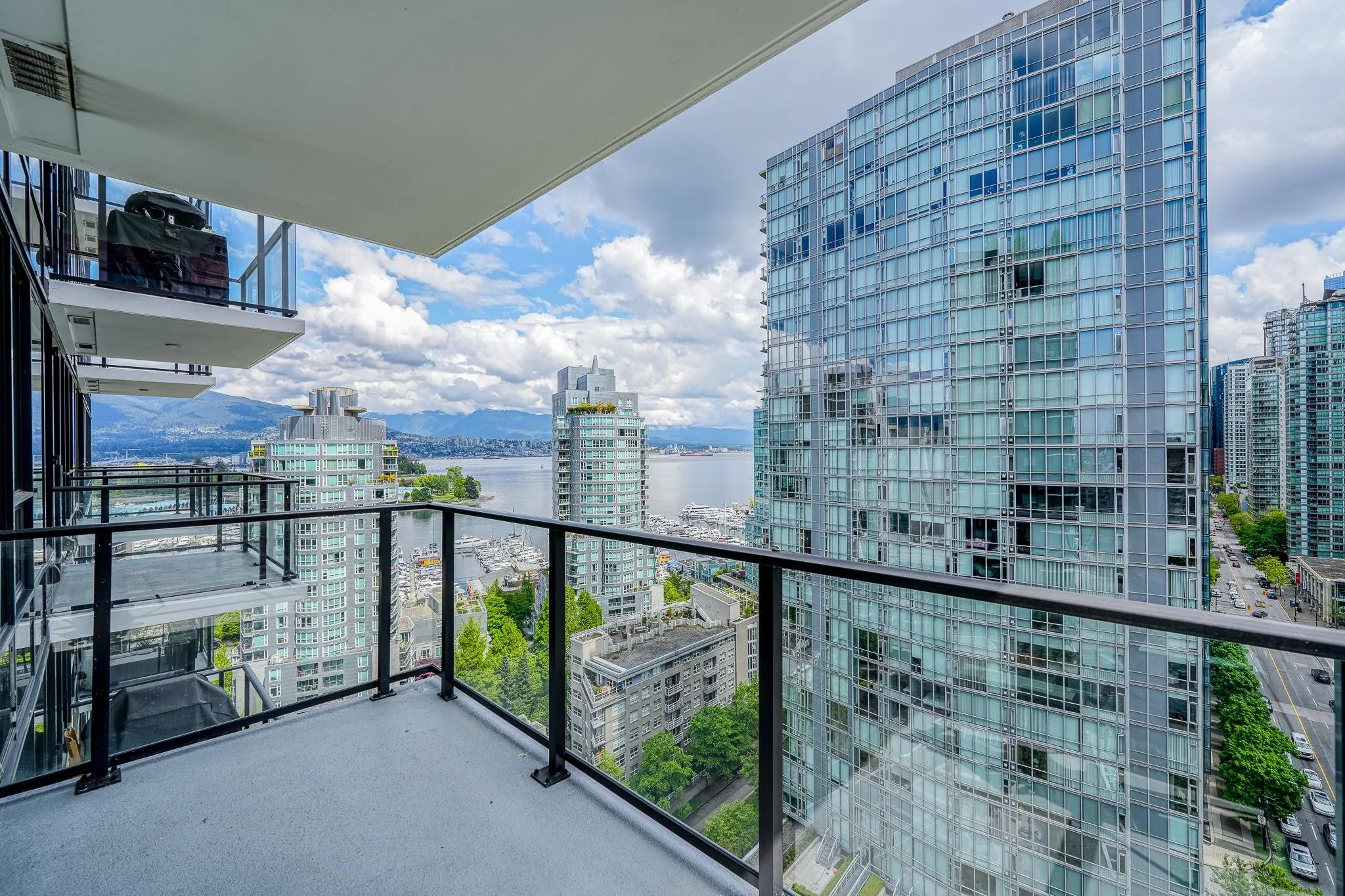 1703 620 Cardero Street