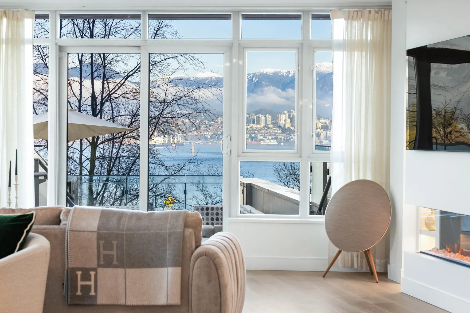 301 1233 W Cordova Street