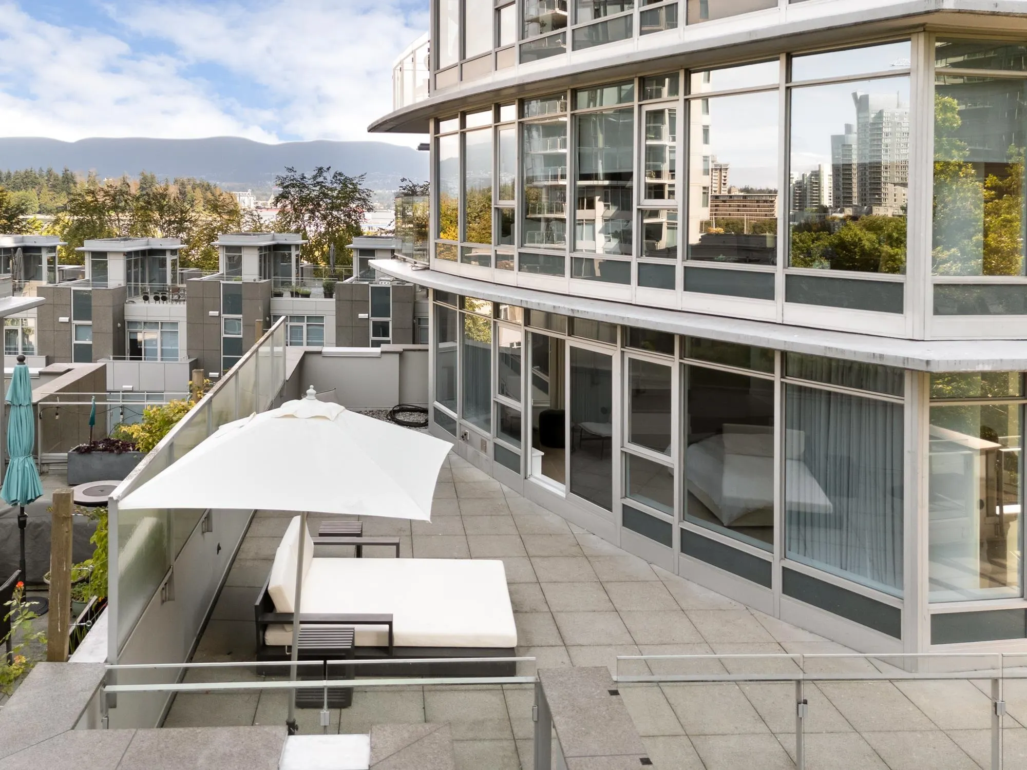 301 1233 W Cordova Street