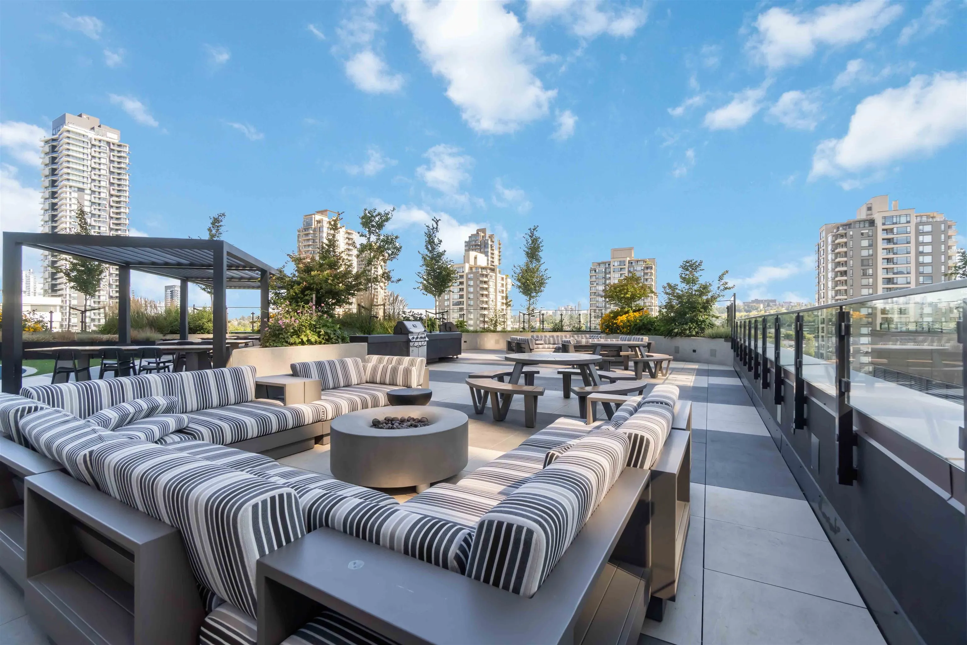 2607 4168 Lougheed Highway