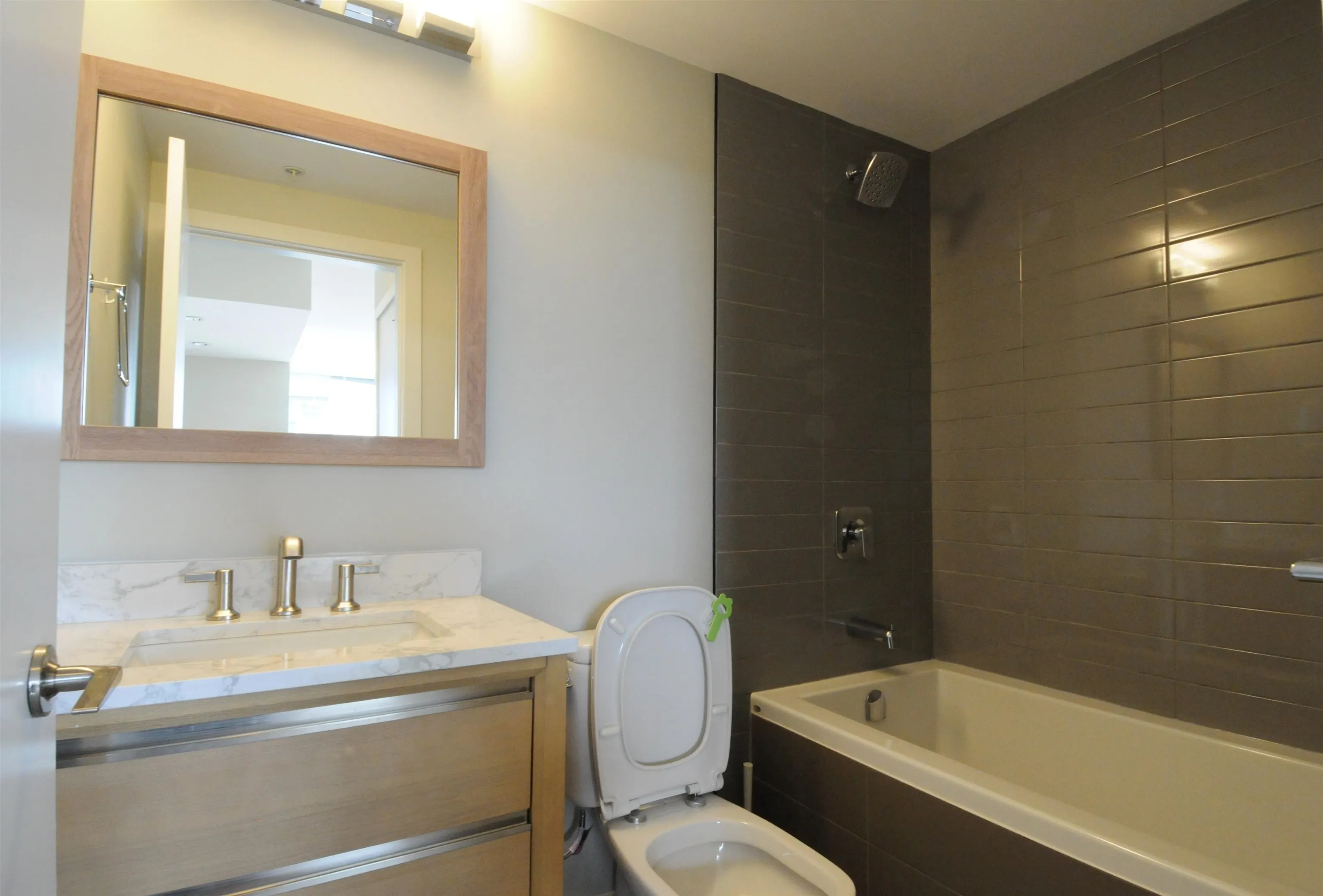 2808 2975 Atlantic Avenue