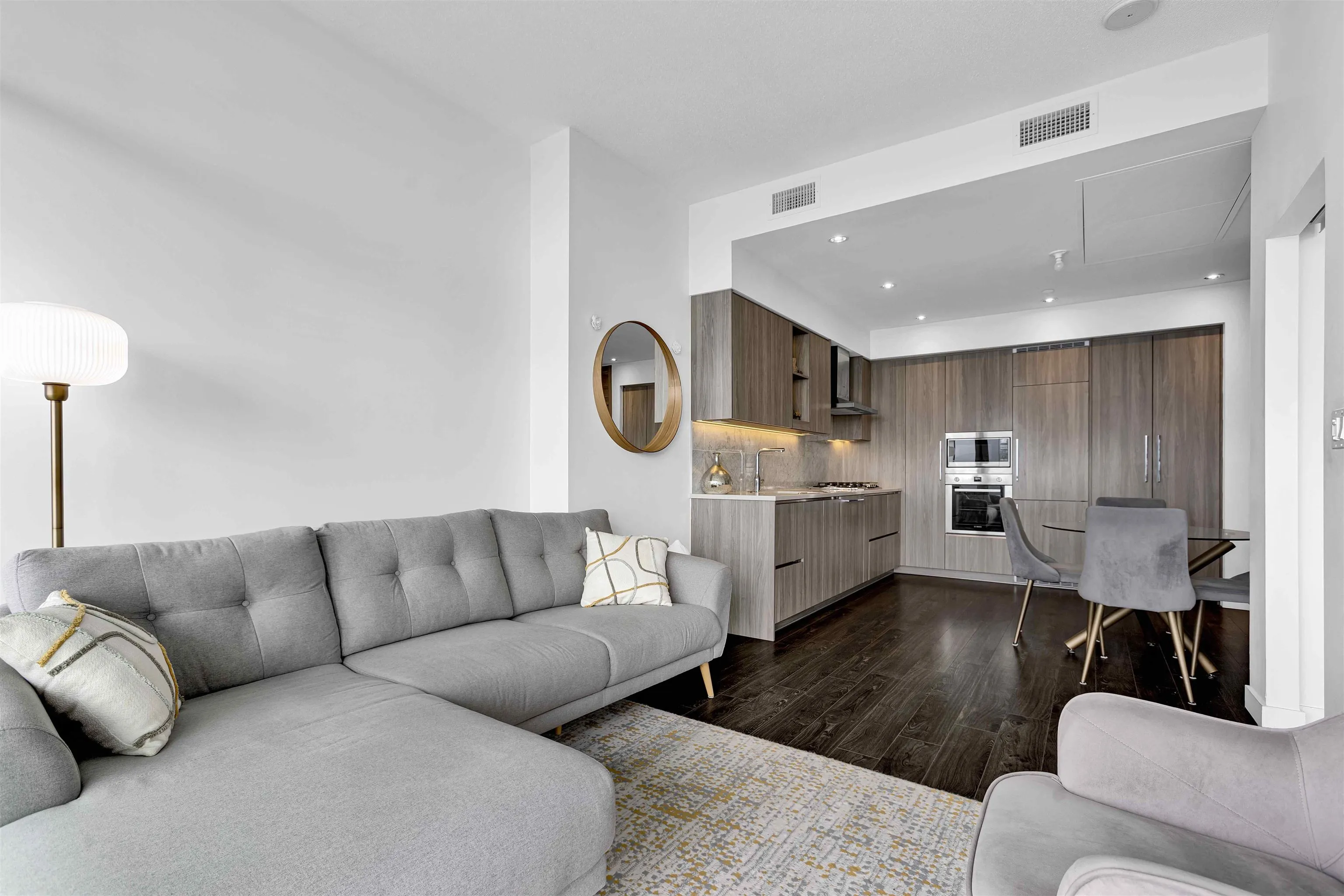 4905 4730 Lougheed Highway