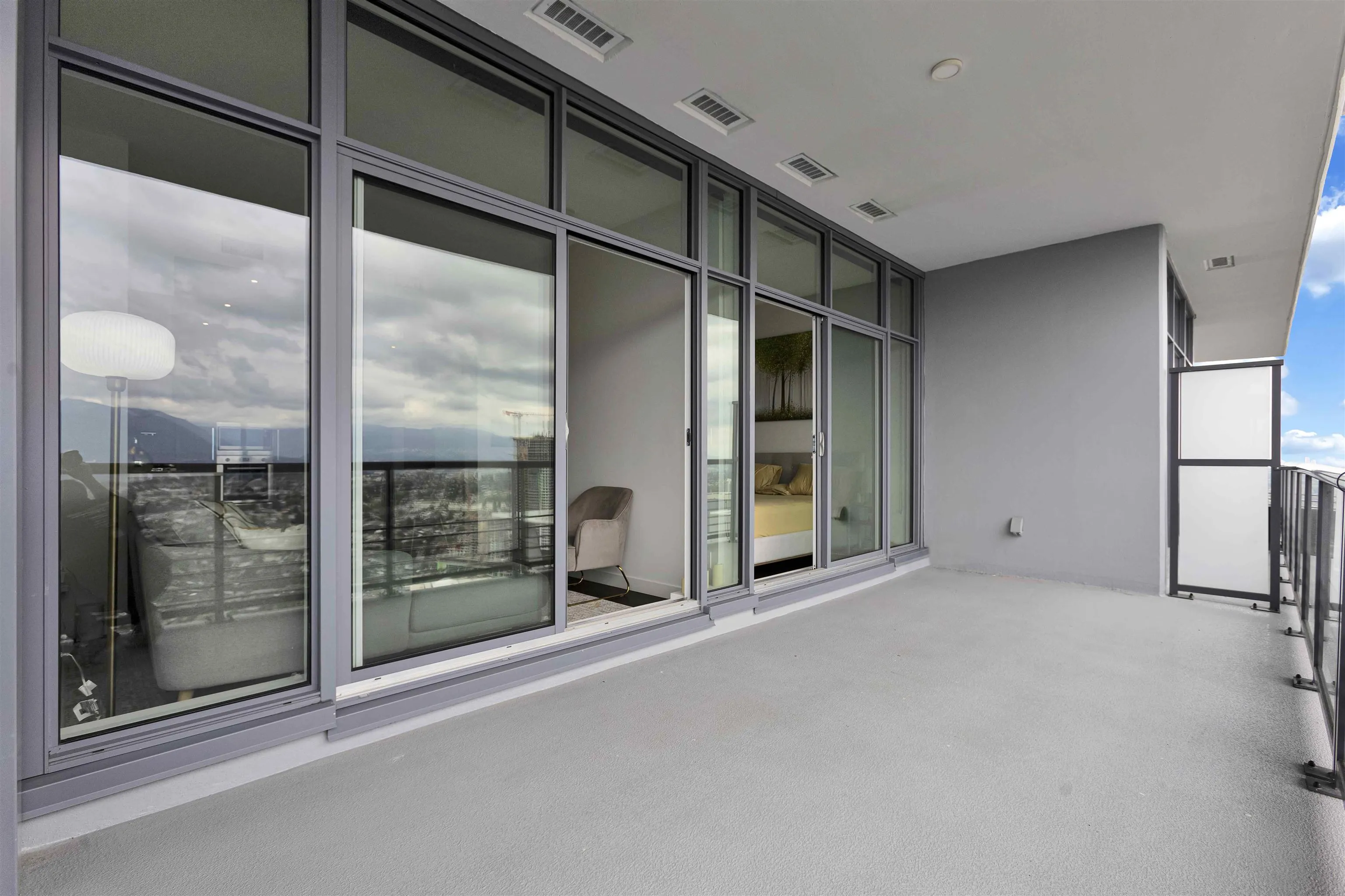 4905 4730 Lougheed Highway