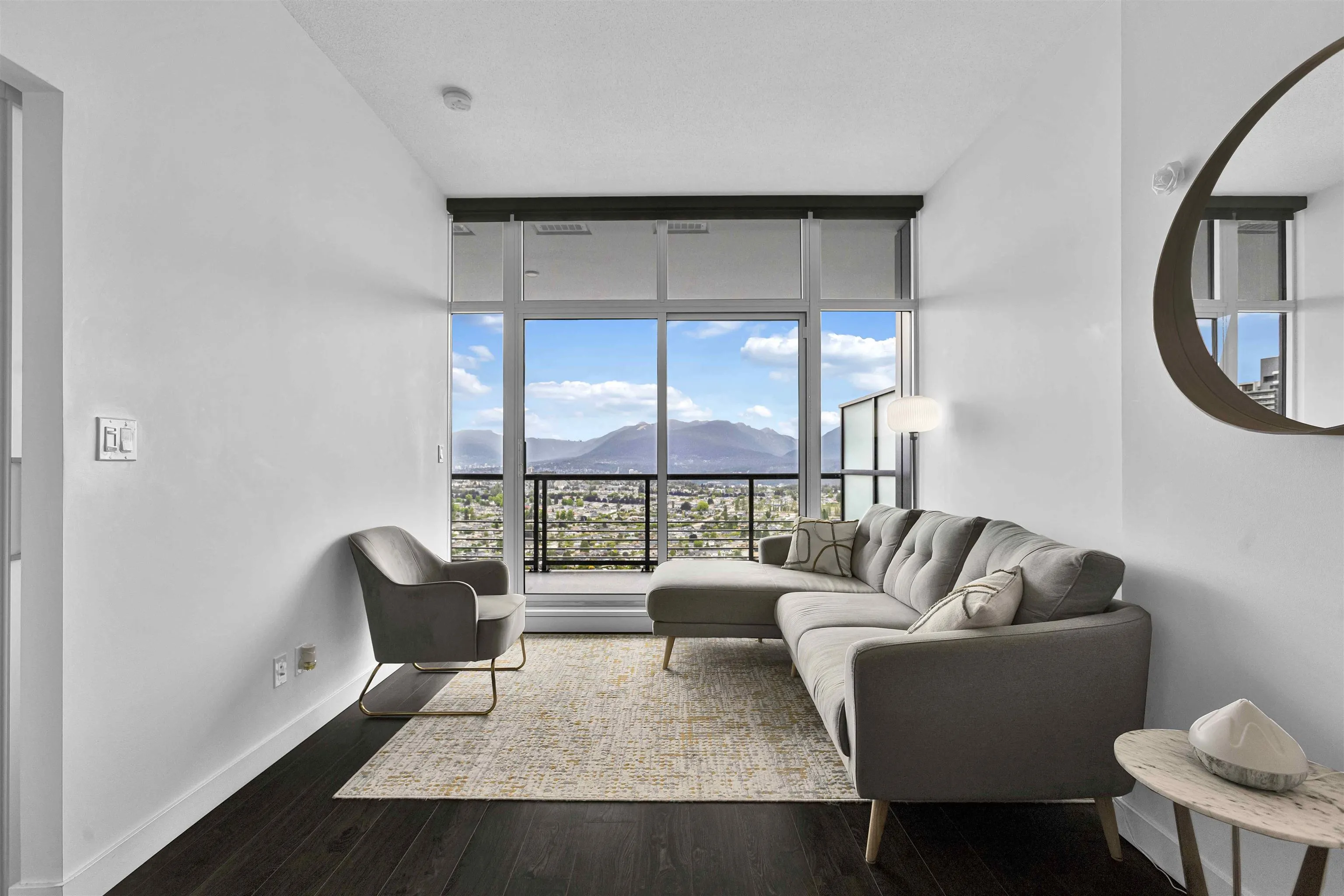 4905 4730 Lougheed Highway