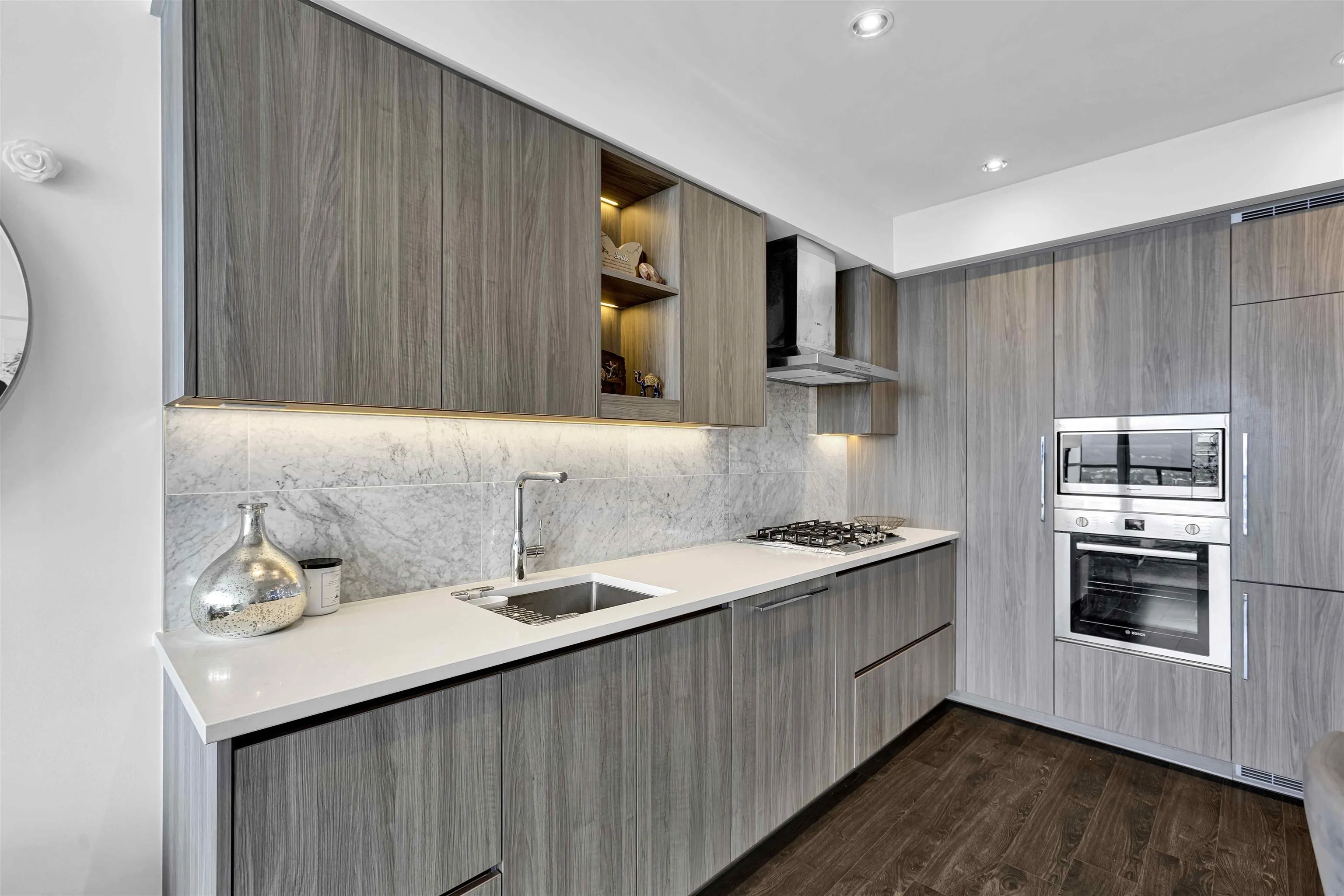 4905 4730 Lougheed Highway