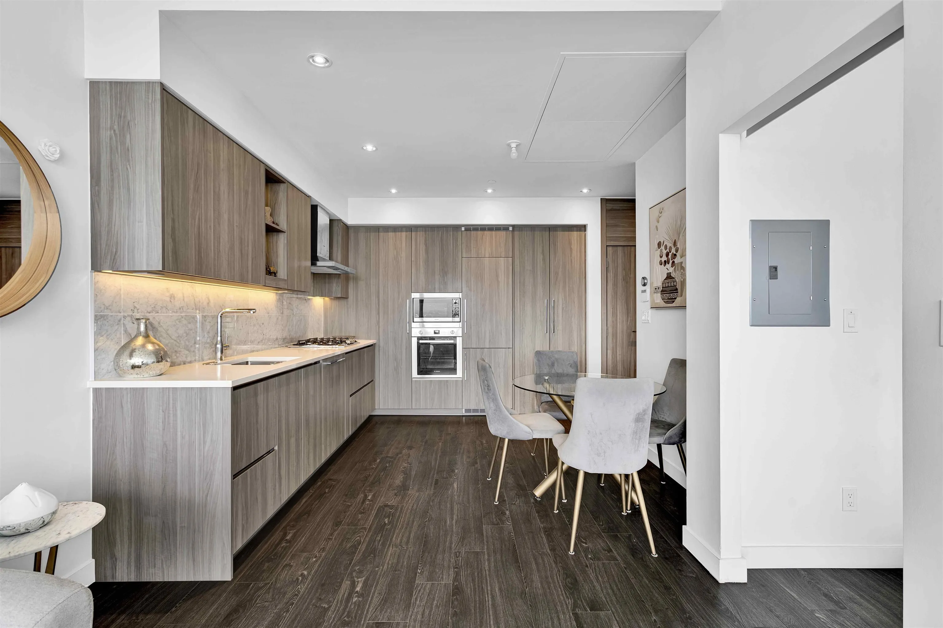 4905 4730 Lougheed Highway