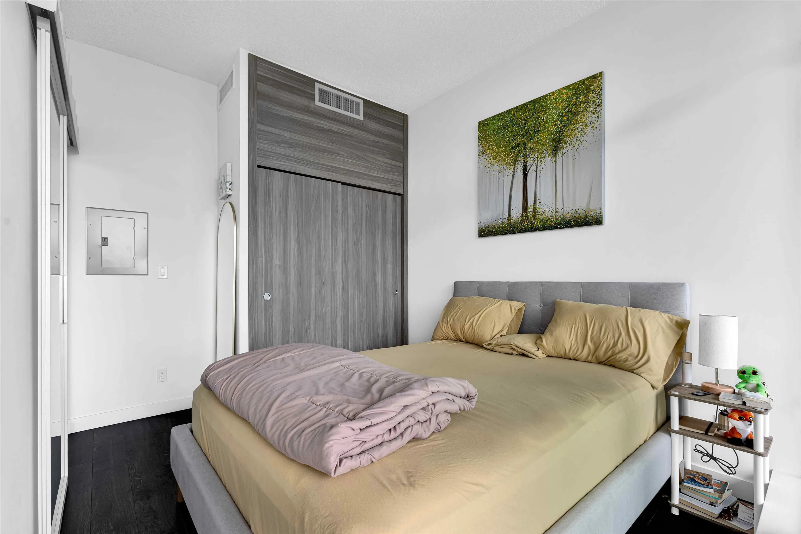 4905 4730 Lougheed Highway