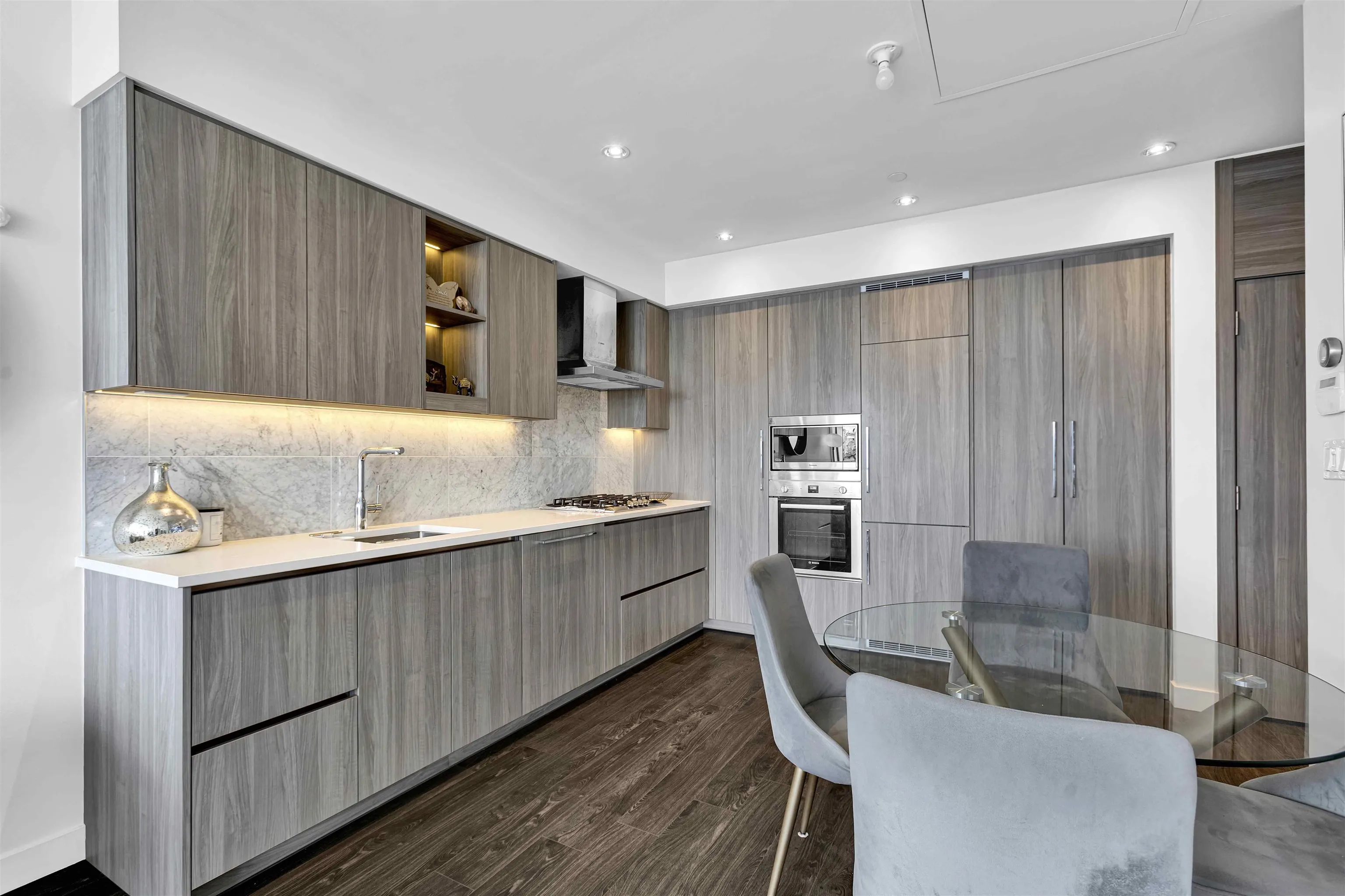 4905 4730 Lougheed Highway