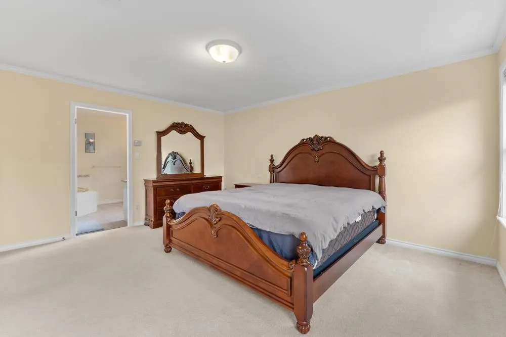 5475 Lackner Crescent