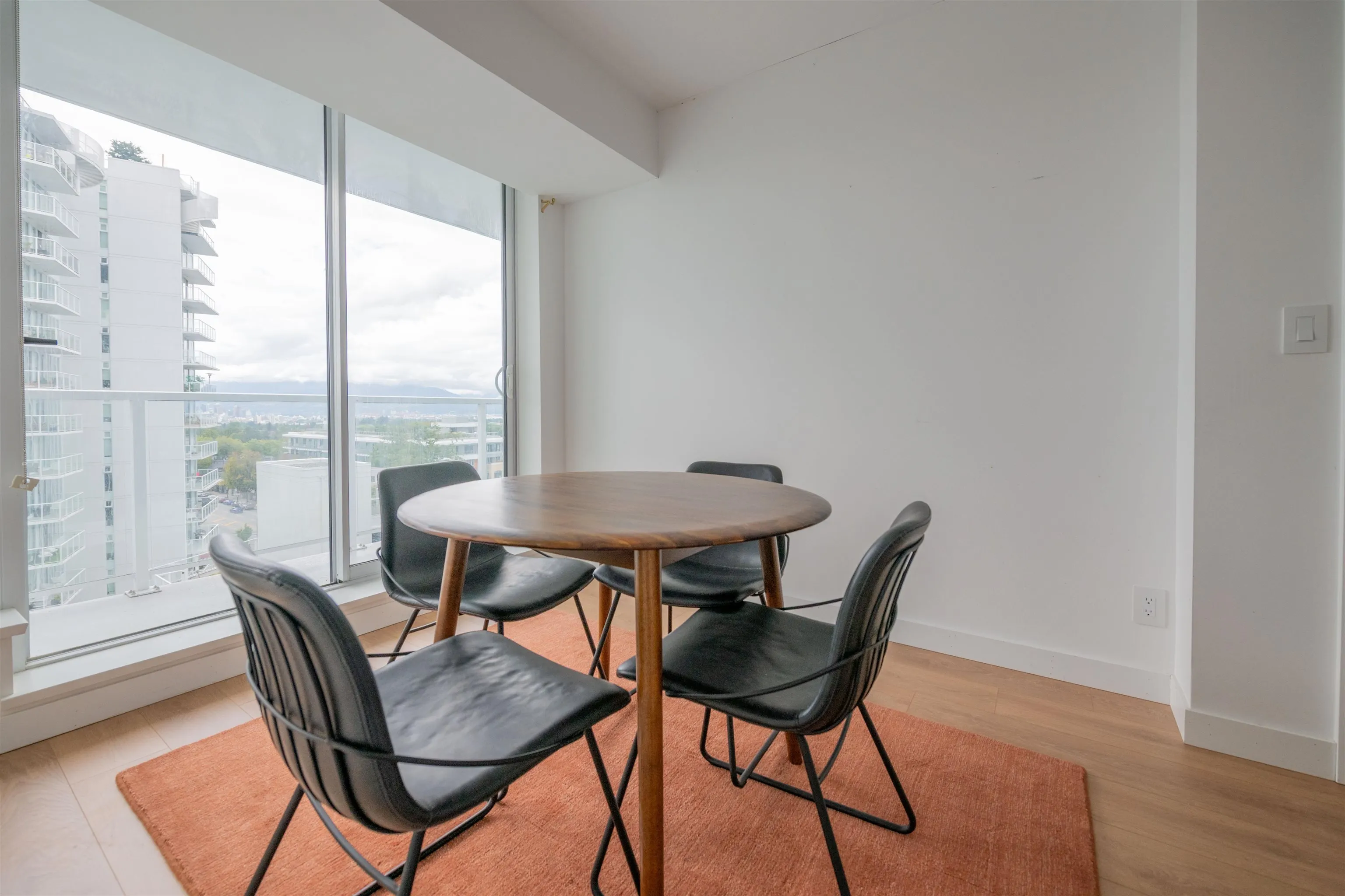 1012 2220 Kingsway