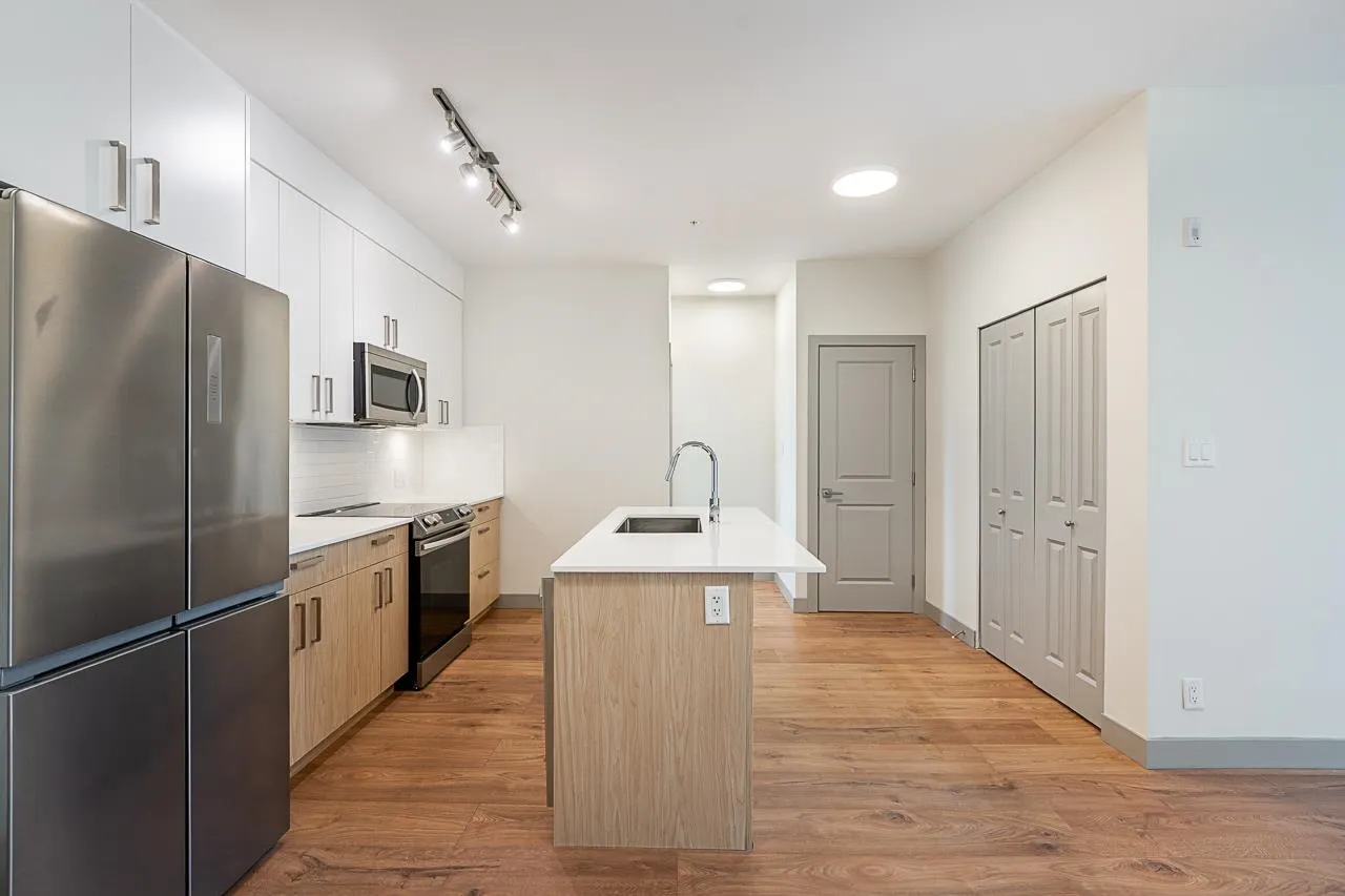 307 6968 Royal Oak Avenue