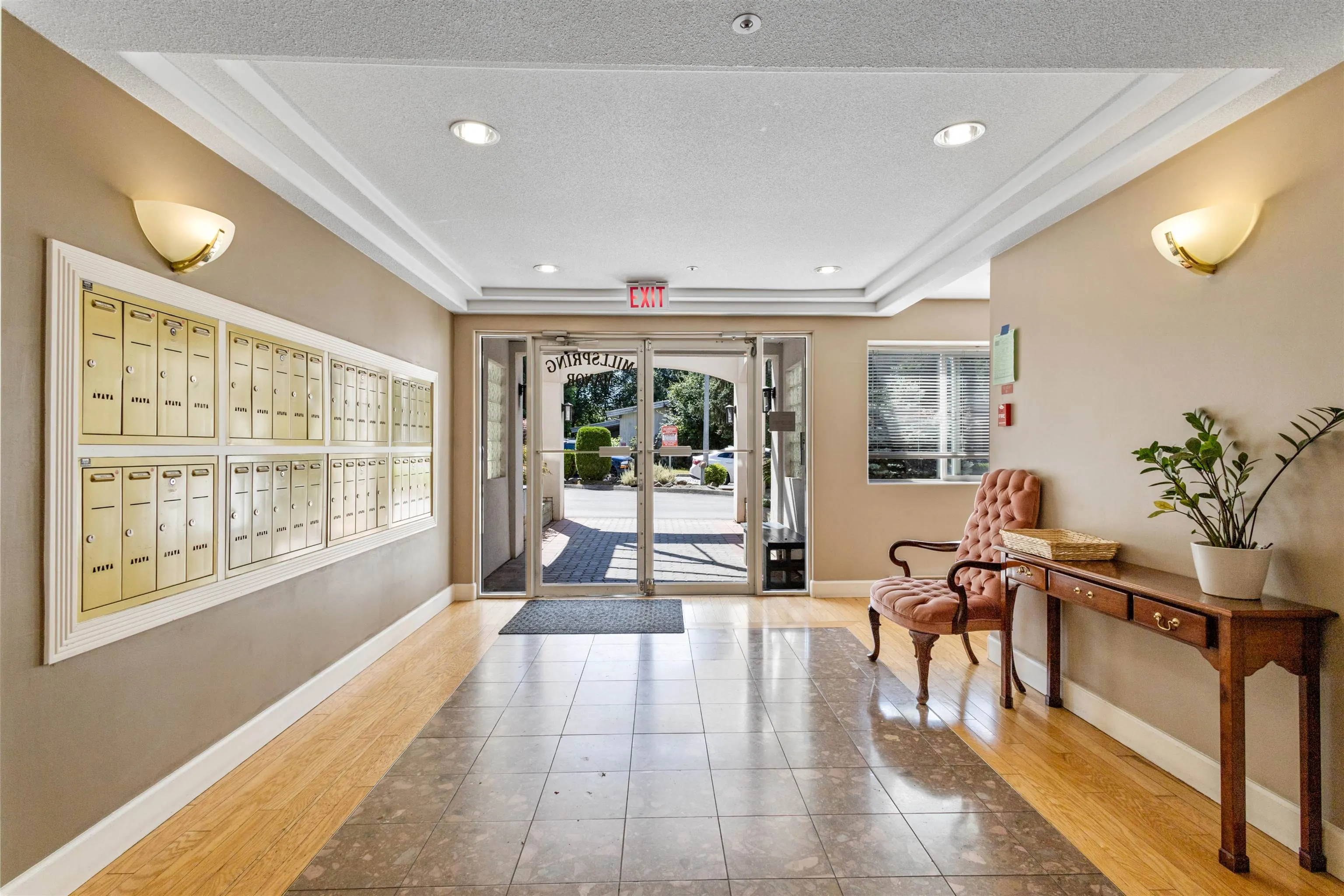 206 2526 Lakeview Crescent