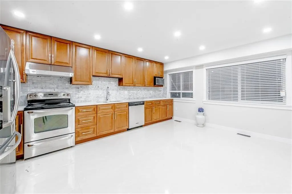 10481 Hollybank Drive