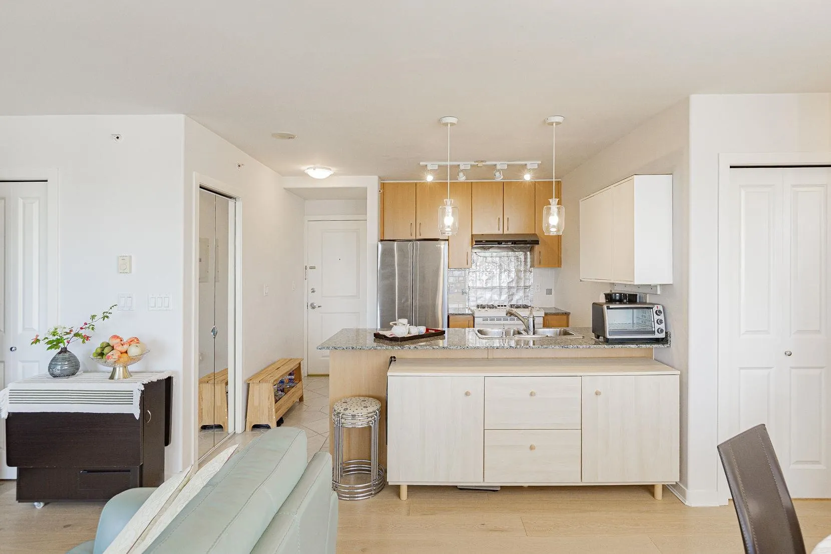 1607 8460 Granville Avenue