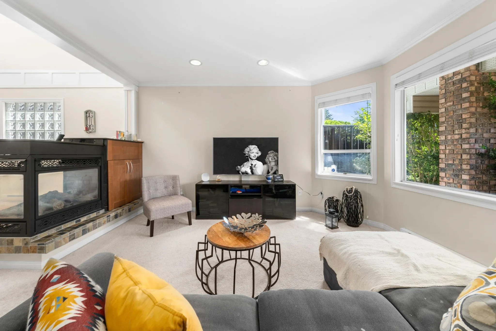 2 460 W 6th Street
