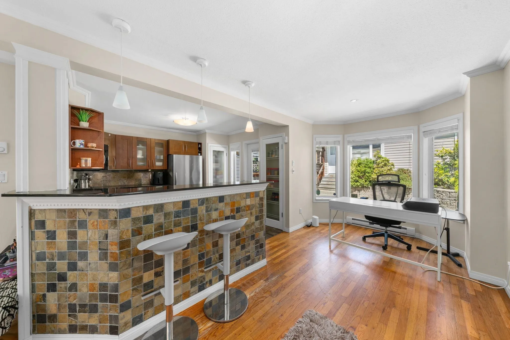 2 460 W 6th Street