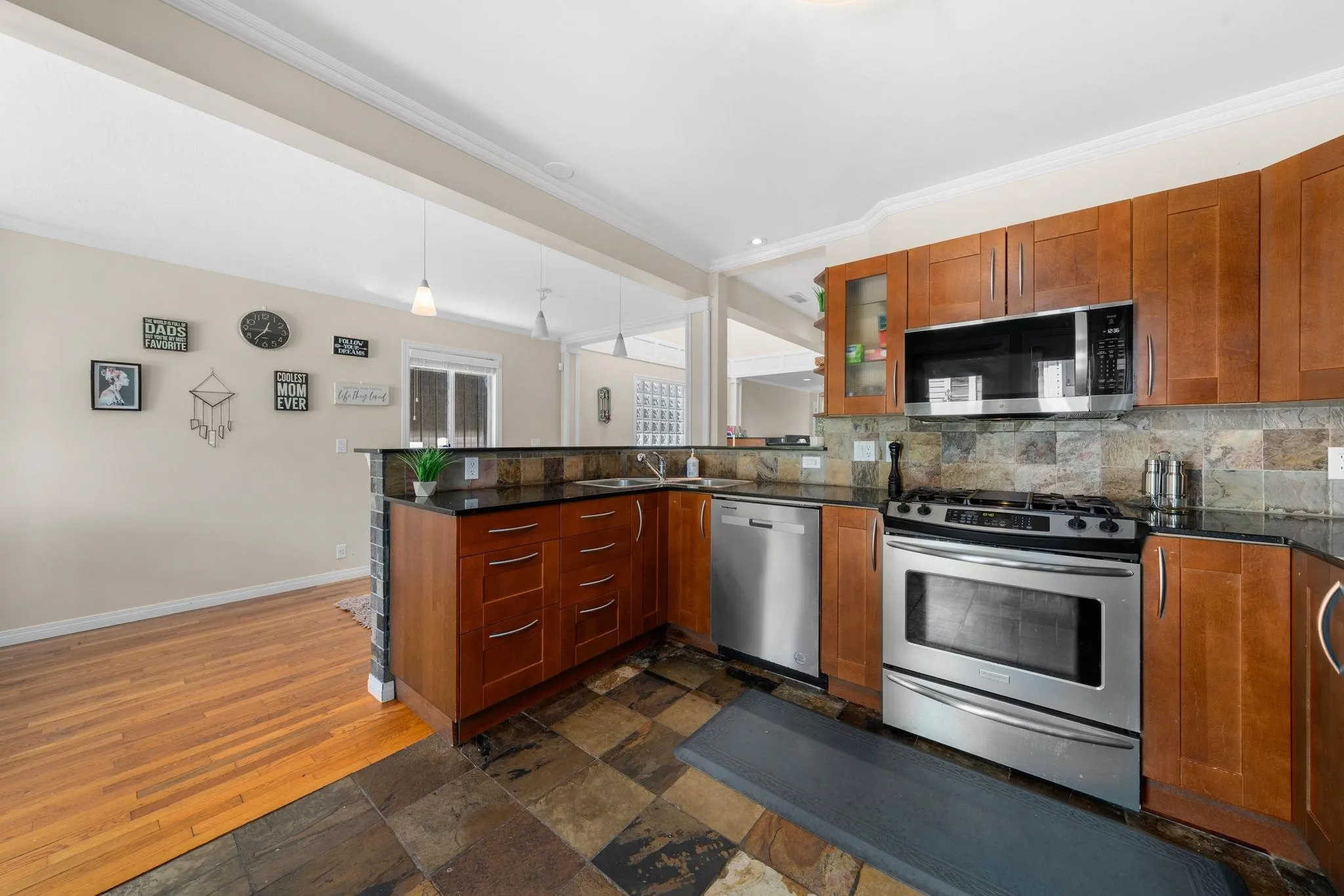 2 460 W 6th Street