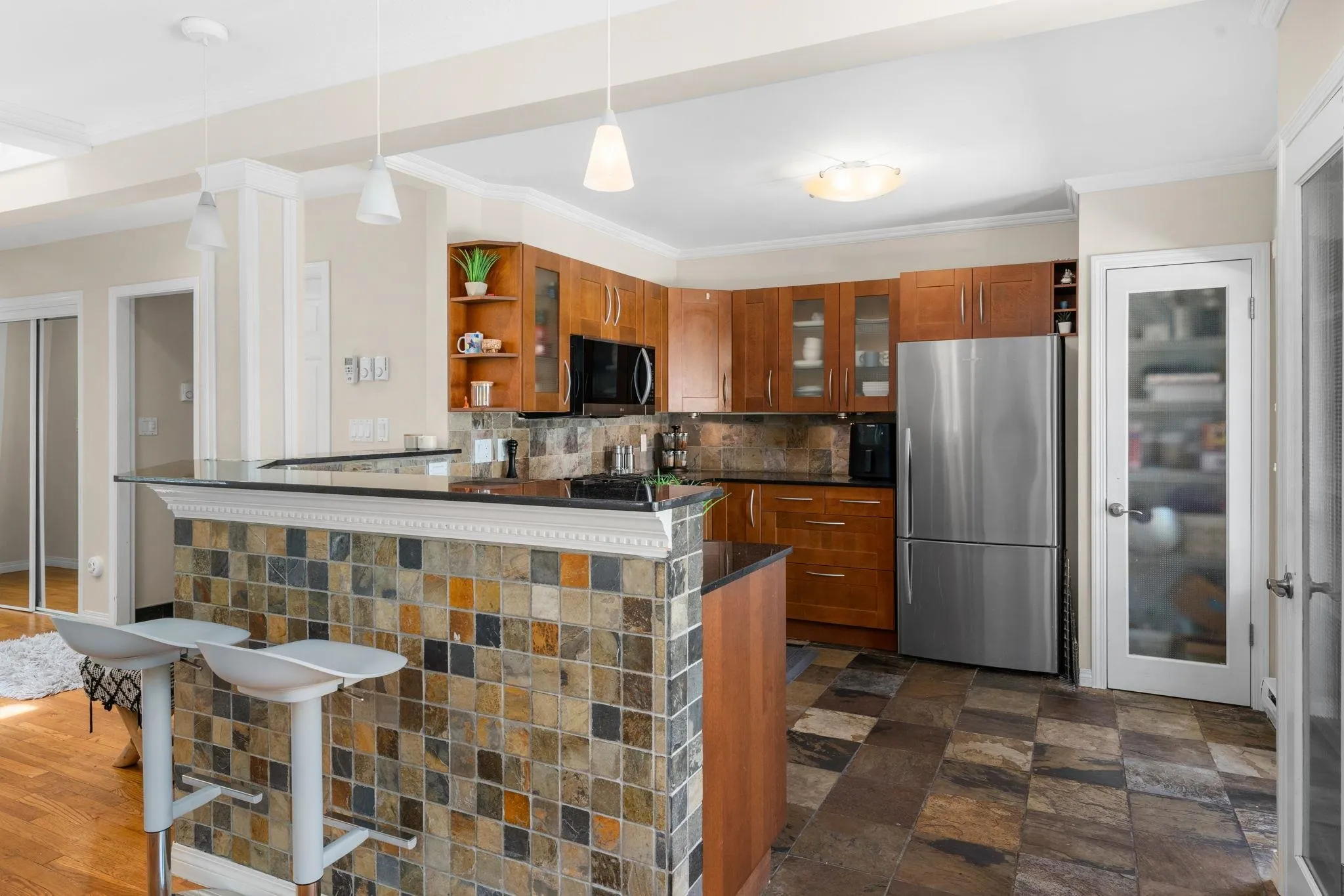2 460 W 6th Street
