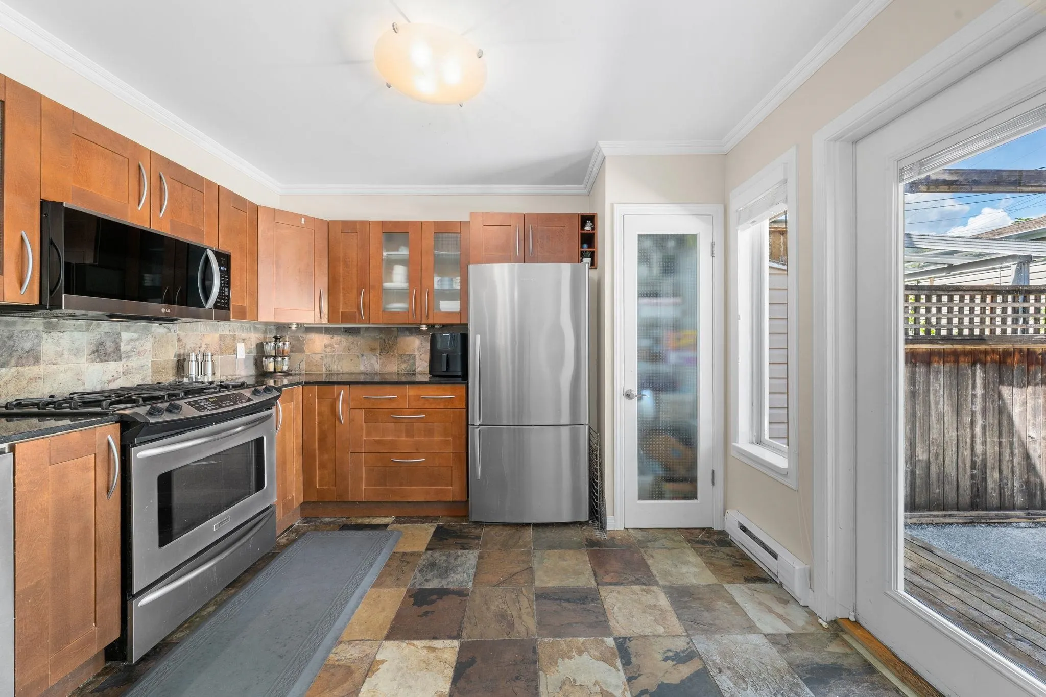 2 460 W 6th Street
