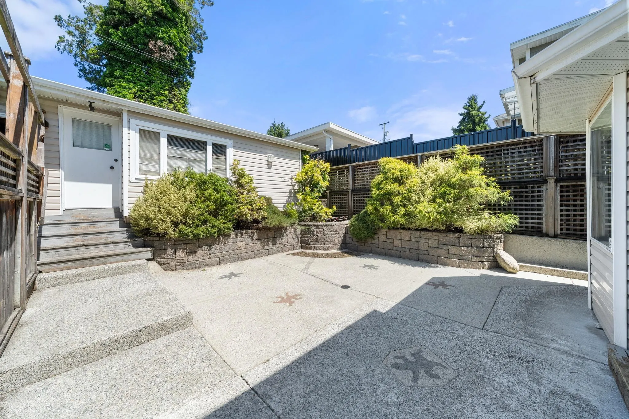 2 460 W 6th Street