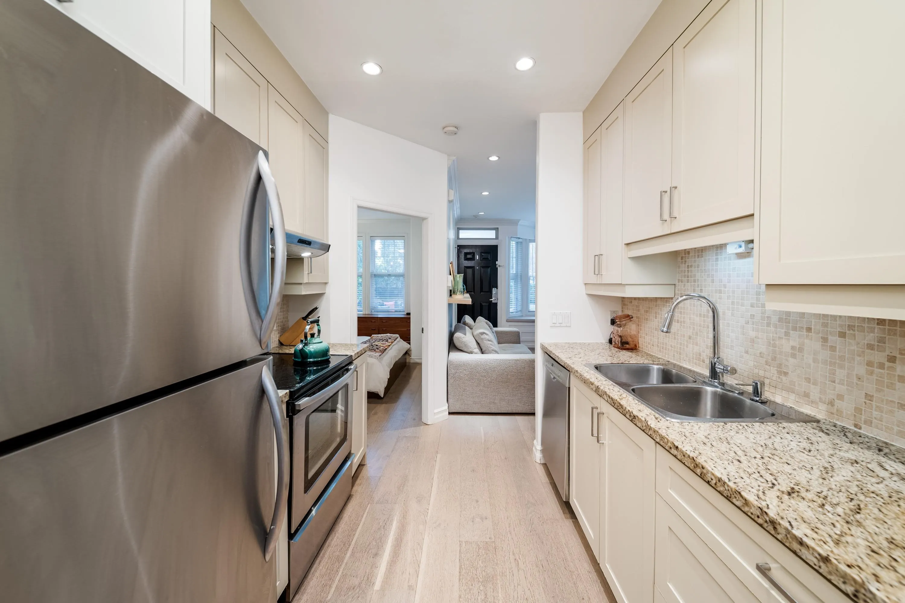 966 W 16th Avenue