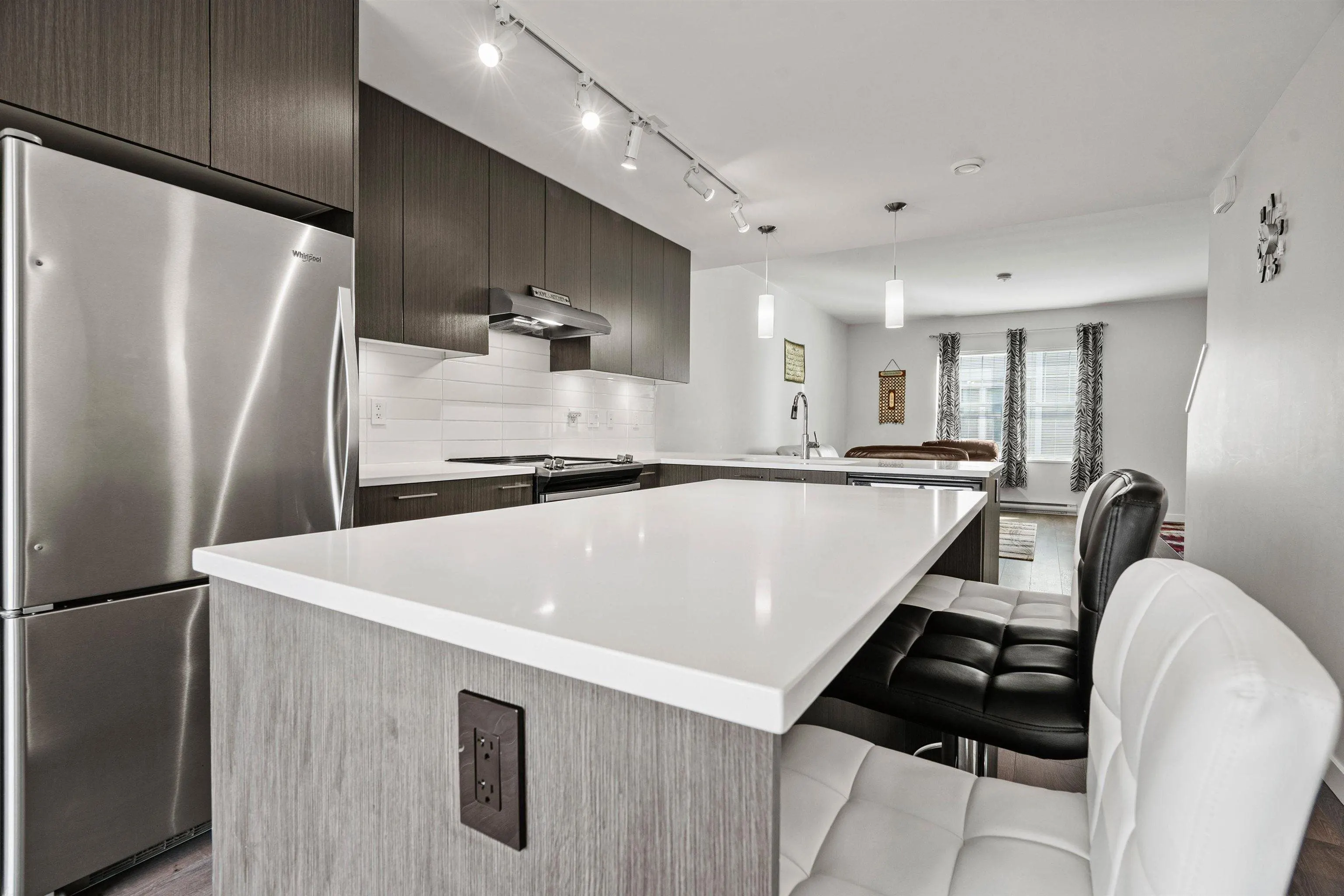 150 32633 Simon Avenue