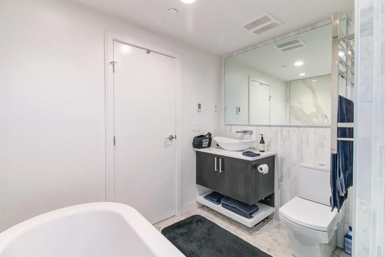 204 15581 Marine Drive