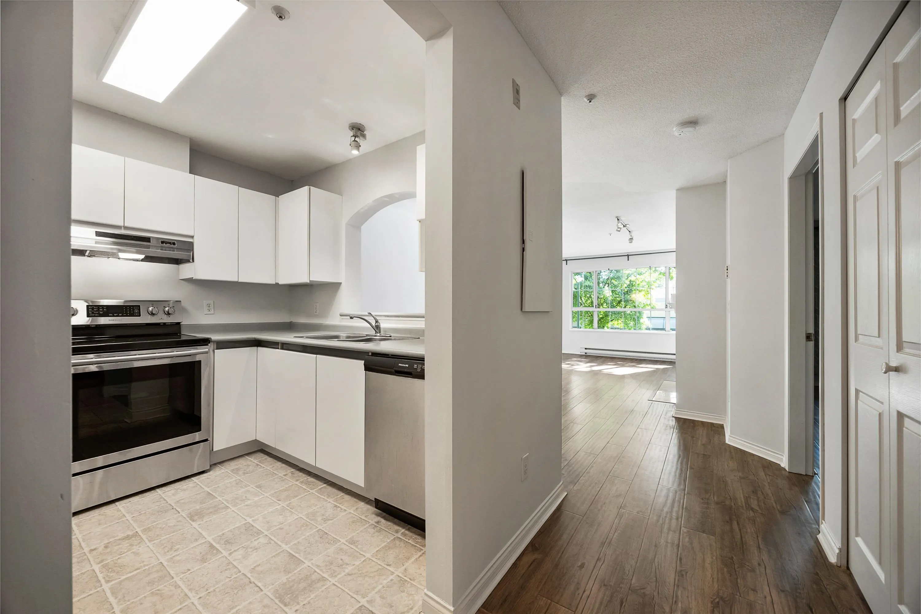 206 2990 Princess Crescent
