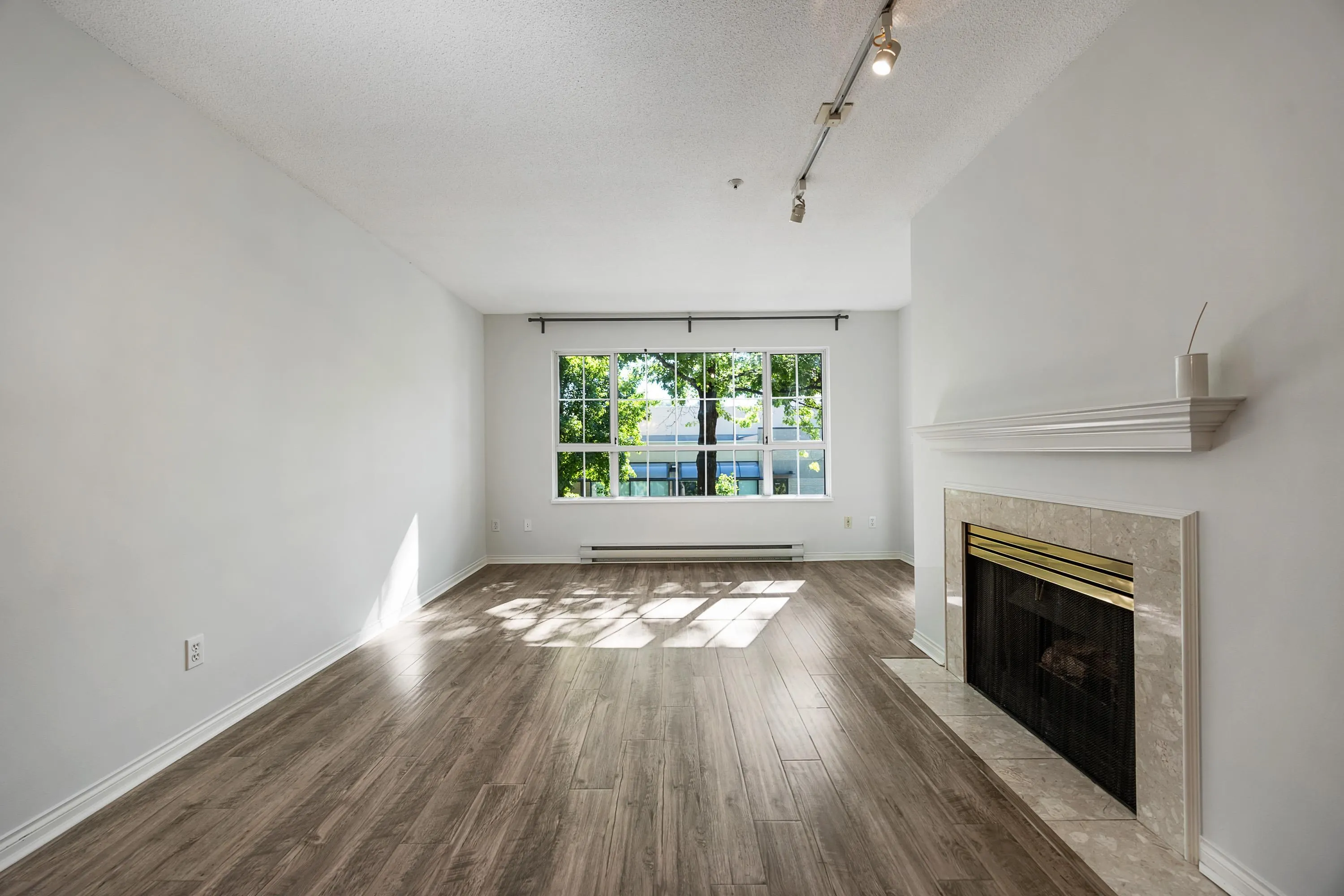 206 2990 Princess Crescent