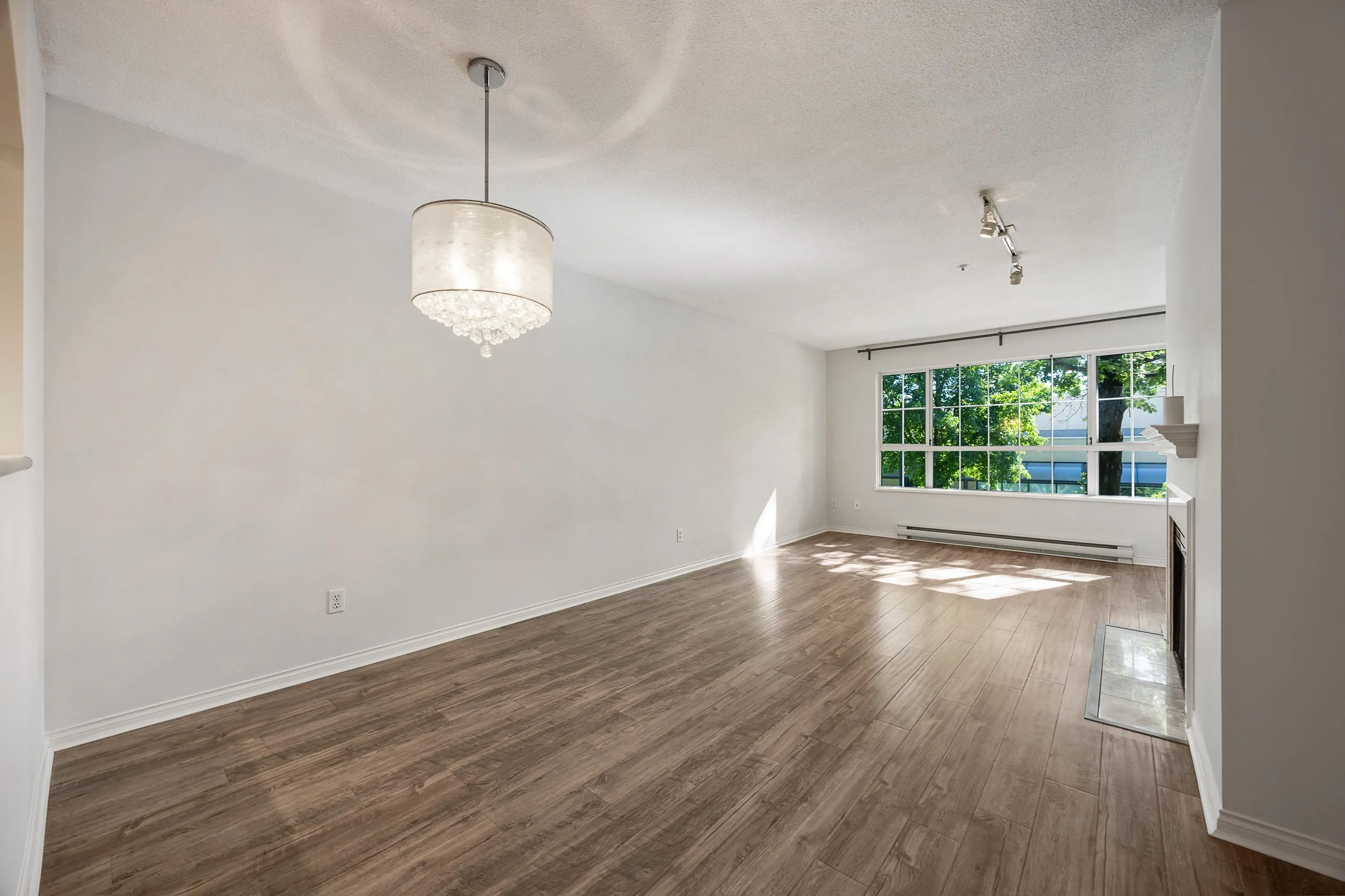 206 2990 Princess Crescent