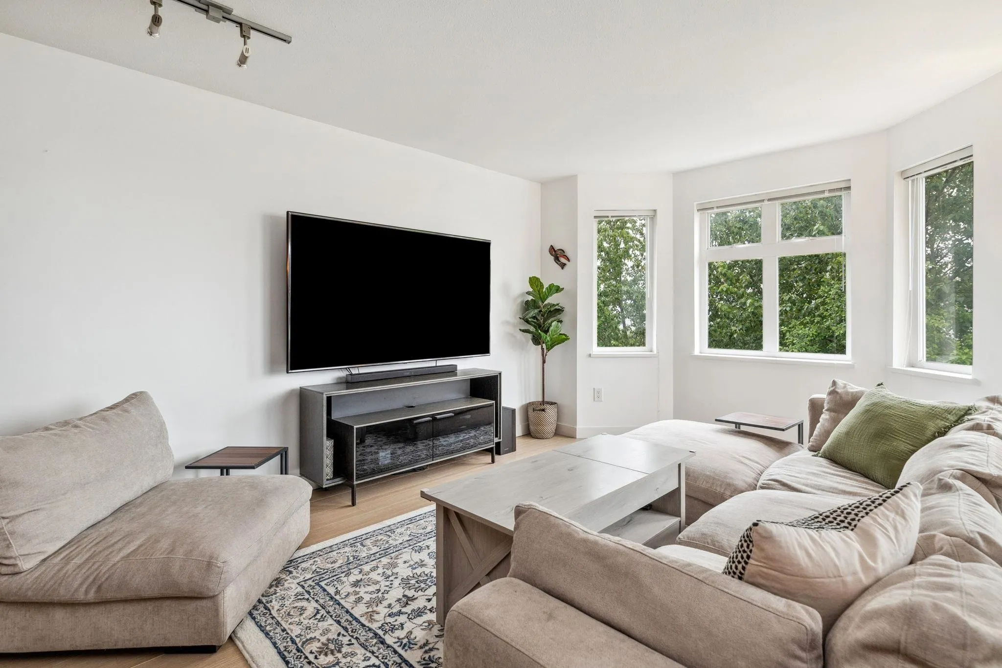 501 160 Shoreline Circle