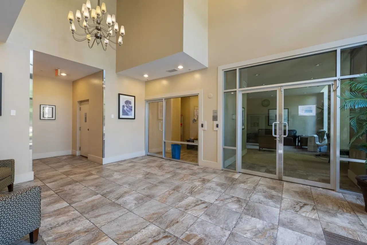 1003 11 E Royal Avenue