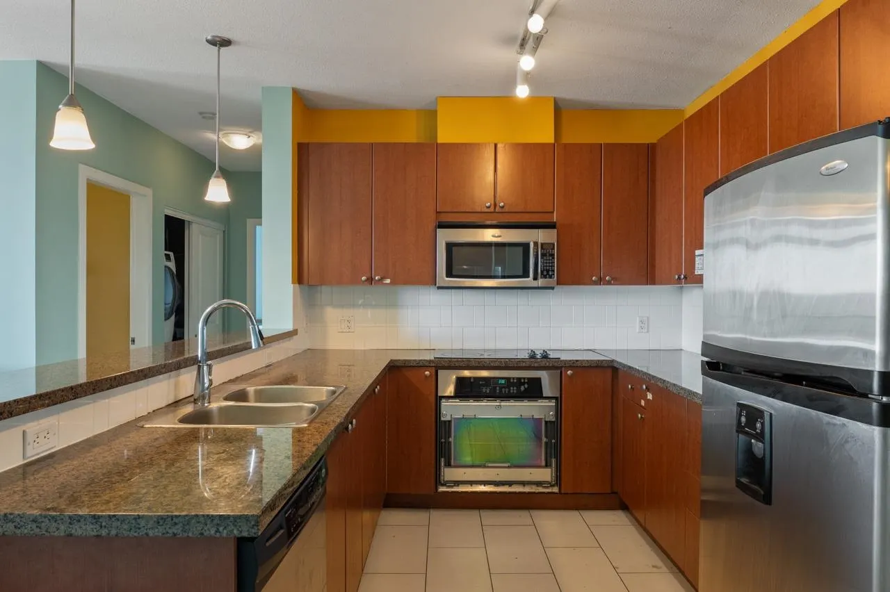 1003 11 E Royal Avenue