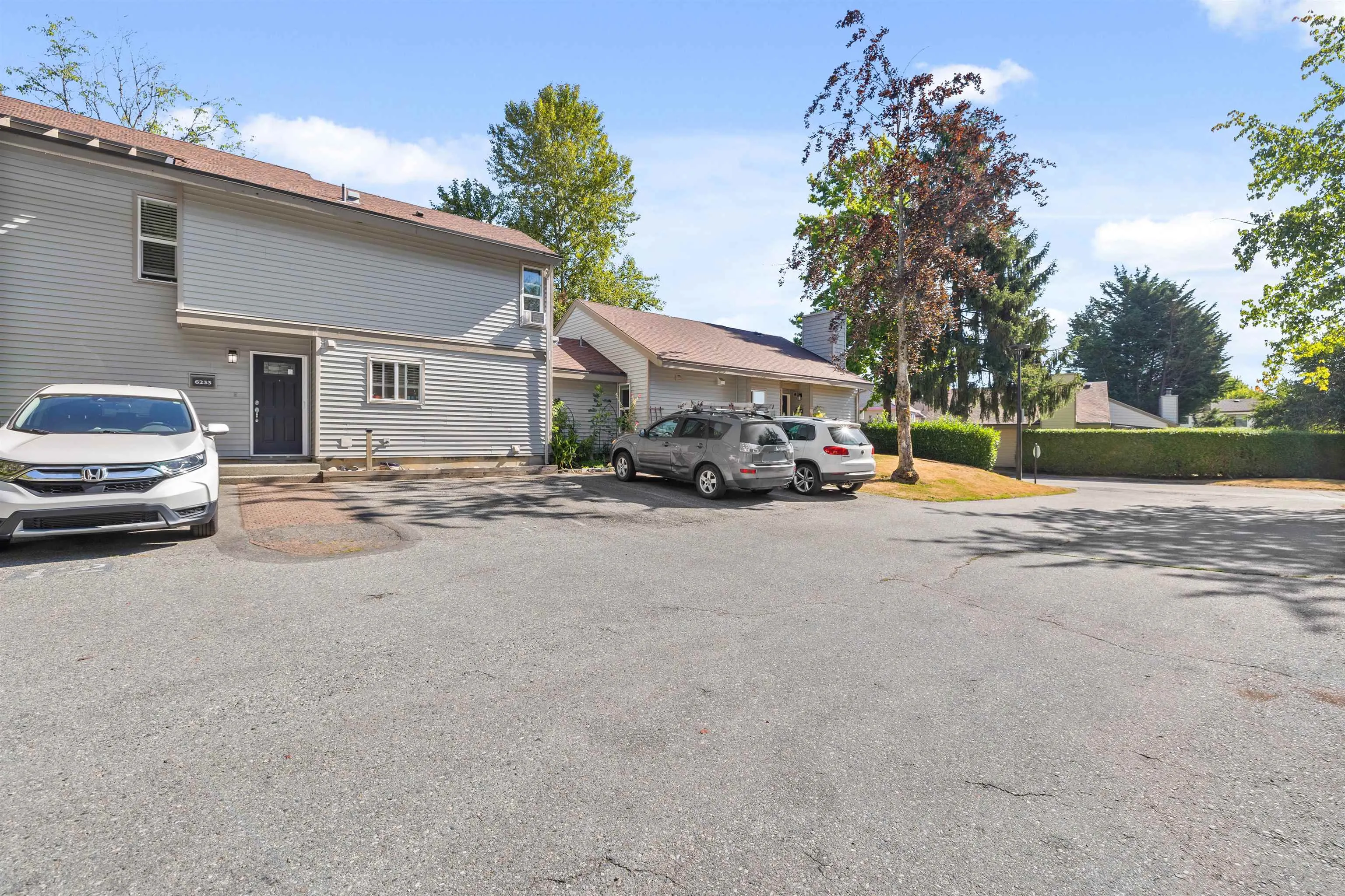 6233 E Greenside Drive