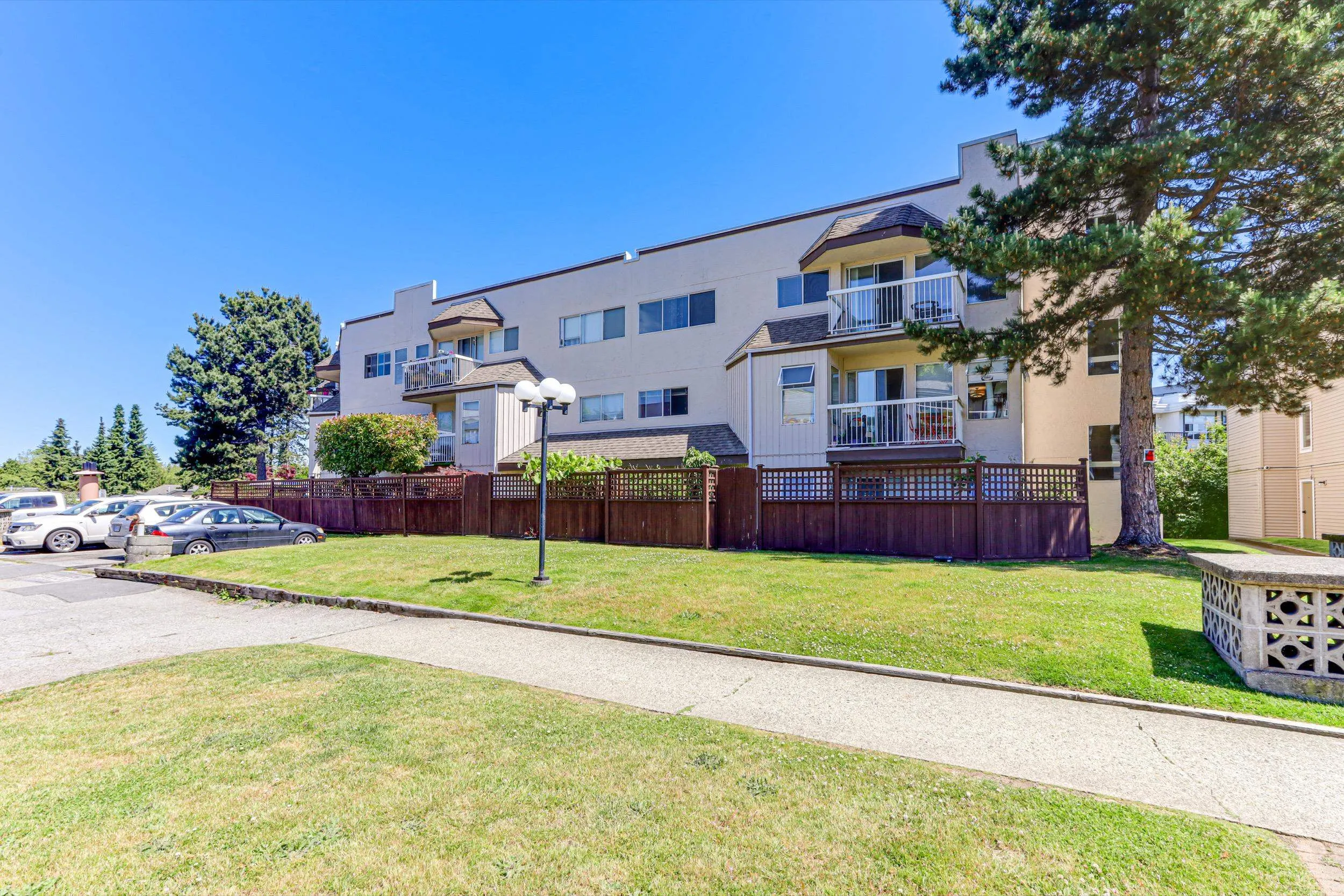 212 1860 E Southmere Crescent