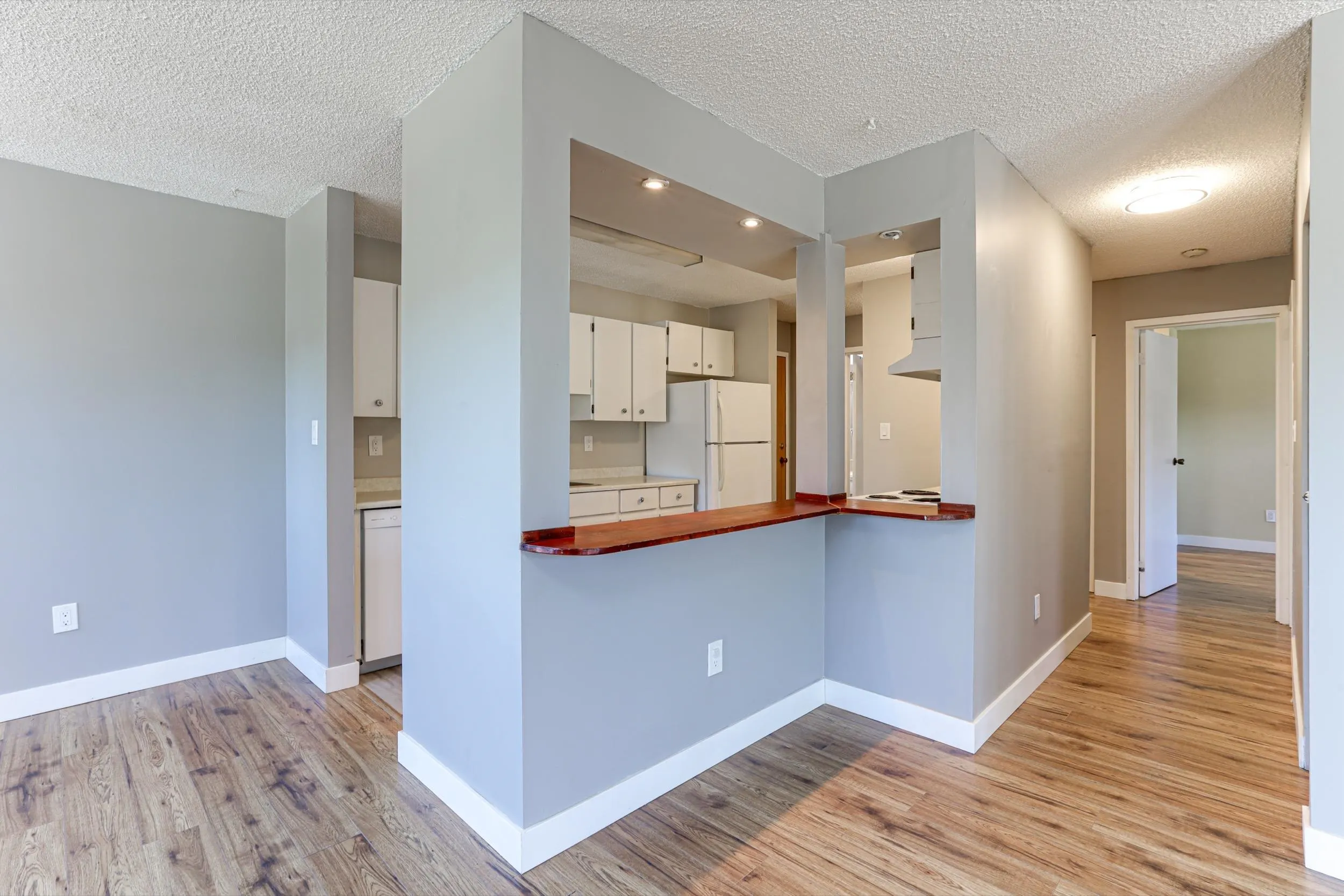 212 1860 E Southmere Crescent
