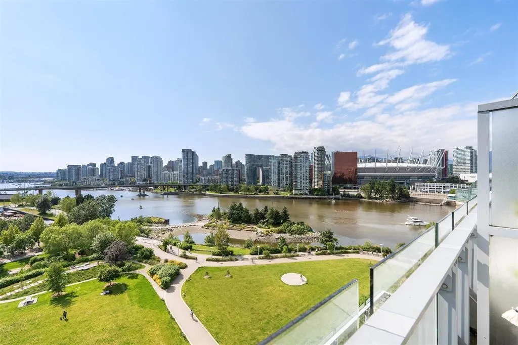 1004 1616 Columbia Street