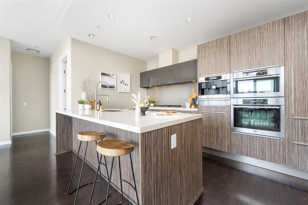 1004 1616 Columbia Street