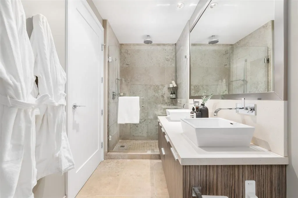 1004 1616 Columbia Street