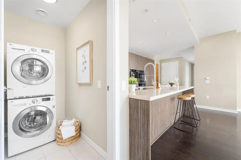 1004 1616 Columbia Street