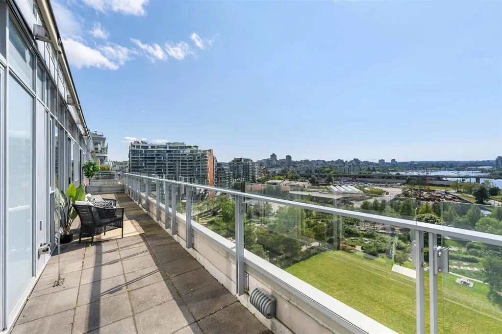 1004 1616 Columbia Street