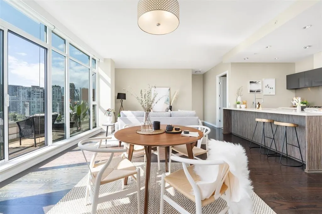 1004 1616 Columbia Street