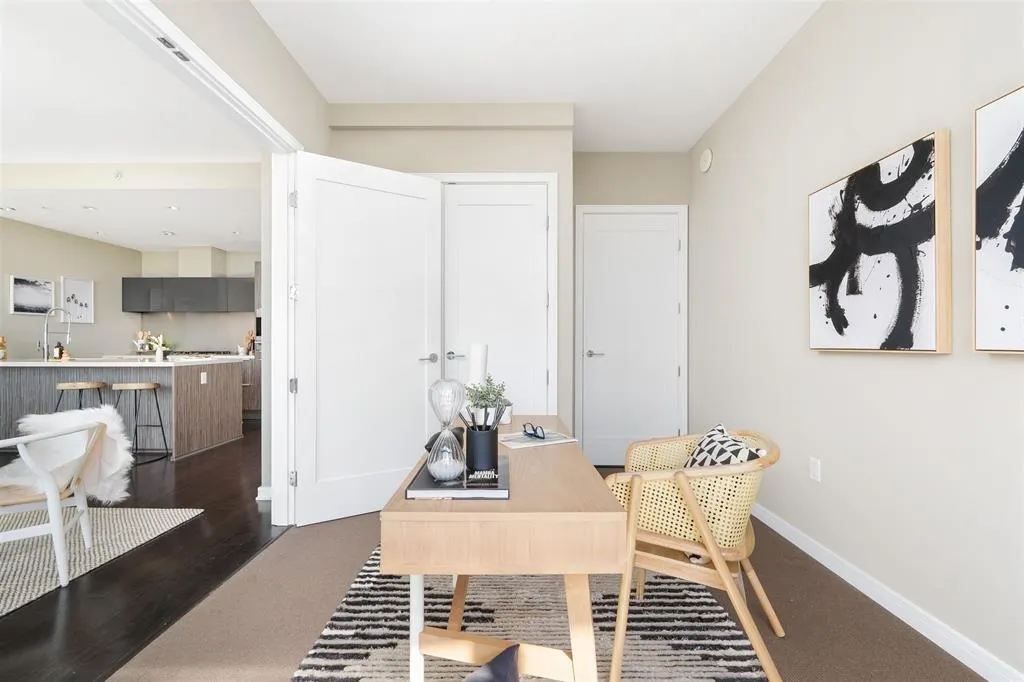 1004 1616 Columbia Street