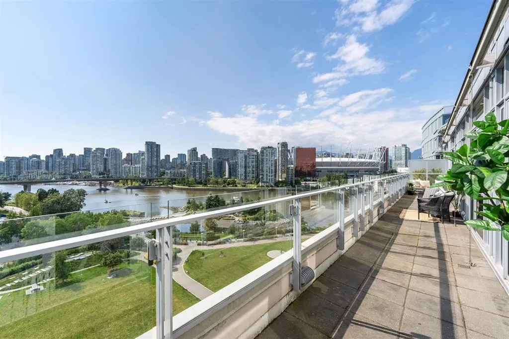 1004 1616 Columbia Street