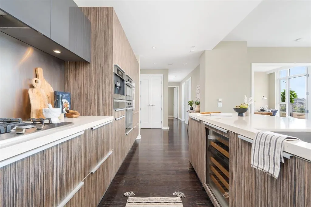 1004 1616 Columbia Street