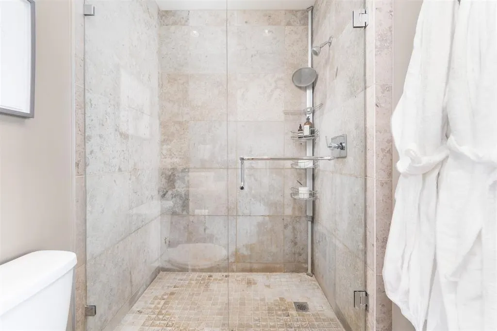 1004 1616 Columbia Street