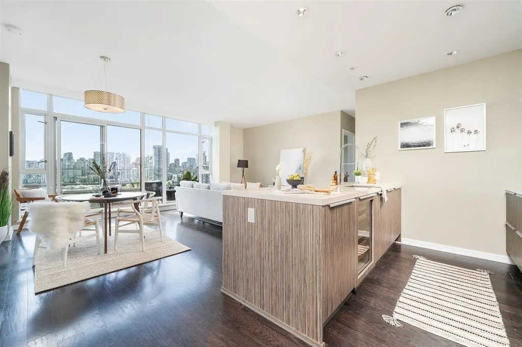 1004 1616 Columbia Street