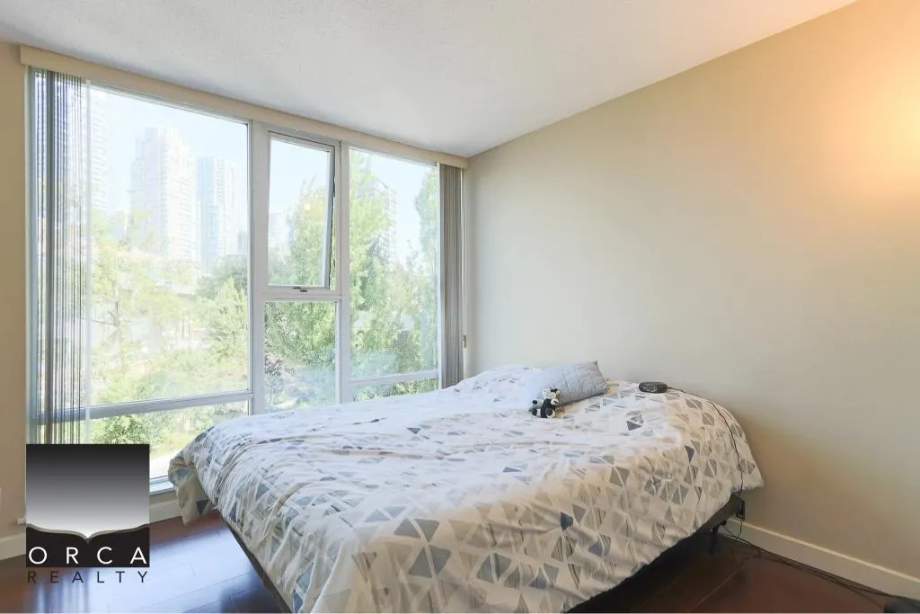 601 583 Beach Crescent