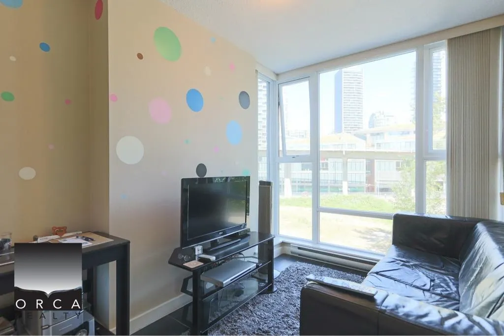 601 583 Beach Crescent